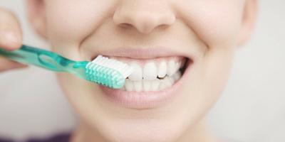 أفعال لا تقومي بها حتى لا تنقلي بكتيريا الأسنان لطفلك!