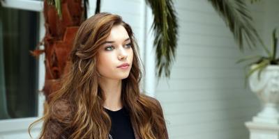 عفراء ساراتش أوغلي نجمة مسلسل فريد تحتفل بعيد ميلادها وسط زميلها في العمل وحبيبها