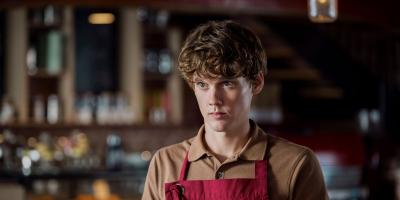 صورة تكشف عن مثلية نجم wednesday.. ما علاقة بطل مسلسل Breaking bad؟