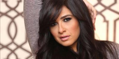 ياسمين عبد العزيز تثير الرعب بسبب قطتها.. والجمهور يستذكر 