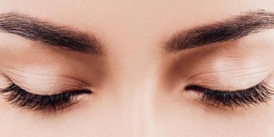 نصائح وخلطات لتكثيف الحواجب الخفيفة