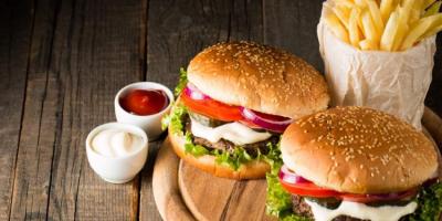 الوجبات السريعة من بينها..6 أطعمة يمكن أن تسبب الإمساك