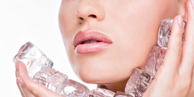 أحدها التخلص من الهالات السوداء.. فوائد الثلج للبشرة