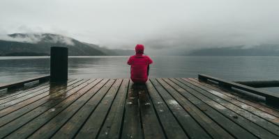 دراسة تكشف اختلاف الشعور بالوحدة بين الفئات العمرية