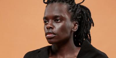 شاهدي أغرب إطلالات السعودي زياد المسفر.. آخرها تنورة نسائية‎‎