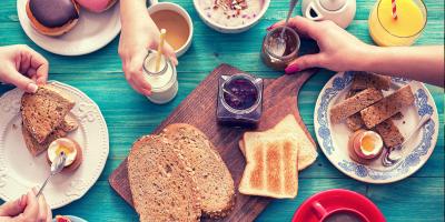 منها الخبز الأبيض.. أطعمة تجنب تناولها في الصباح