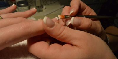 حيل بسيطة لإضفاء الطول على أظافرك القصيرة