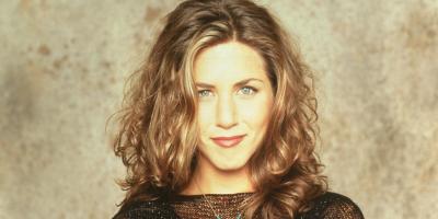 اتجاهات أزياء ابتدأتها جينيفر أنيستون في friends وما زالت رائجة الى الان