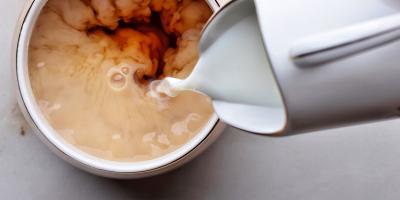 دراسة تكشف أهمية وضع الحليب على الشاي قبل الماء