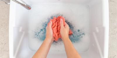 بقع الكاتشاب العنيدة.. كيف تزيلينها عن الثياب؟!