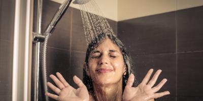 كيف يؤثر الاستحمام بالماء البارد على نومك؟