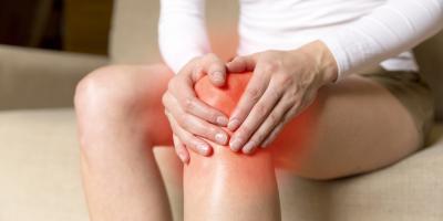 ما الذي يسبب آلام الركبة عند ثنيها..وكيف تعالجها في المنزل؟