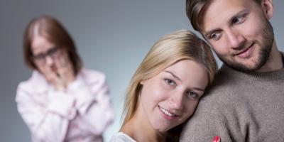 كيف تتعاملين مع حماتك من دون أن تزعجي زوجك؟