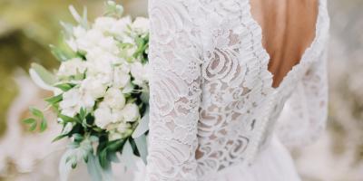 أحدث صيحات فساتين الزفاف لعروس ربيع وصيف 2021