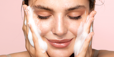 للمبتدئات.. لا تتخلي عن هذه المنتجات الخاصة بالمكياج في حقيبتك