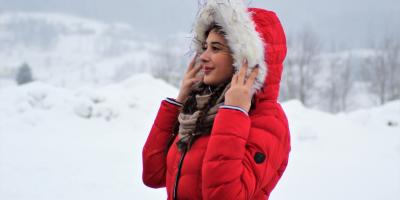 من كايا غيربر إلى سيلينا غوميز.. استلهمي إطلالاتك بالمعطف من أبرز النجمات!