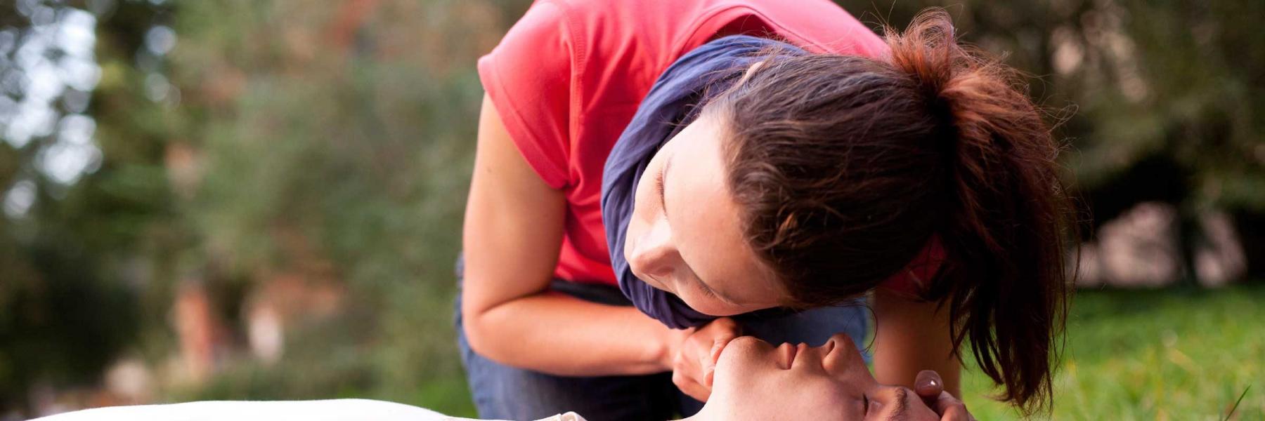 كيف تتصرفرين في حالات بلع اللسان؟