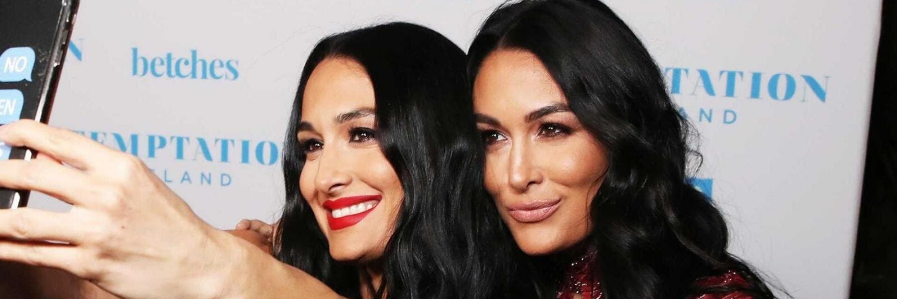 مصارعتان "توأم" ترزقان بطفليهما في الوقت ذاته  (بالصور)