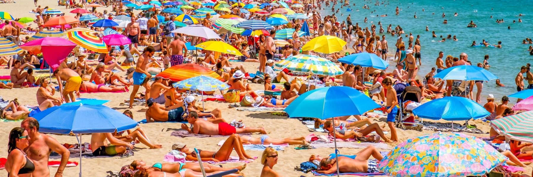 شواطئ إسبانية تضطر للإغلاق بسبب الازدحام وتوافد الناس