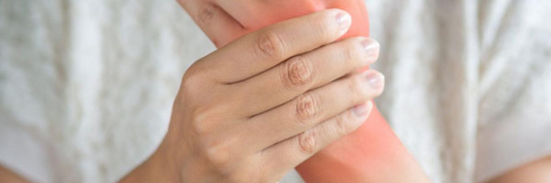 أفضل 7 أطعمة يجب تناولها إذا كنت مصابة بالتهاب المفاصل