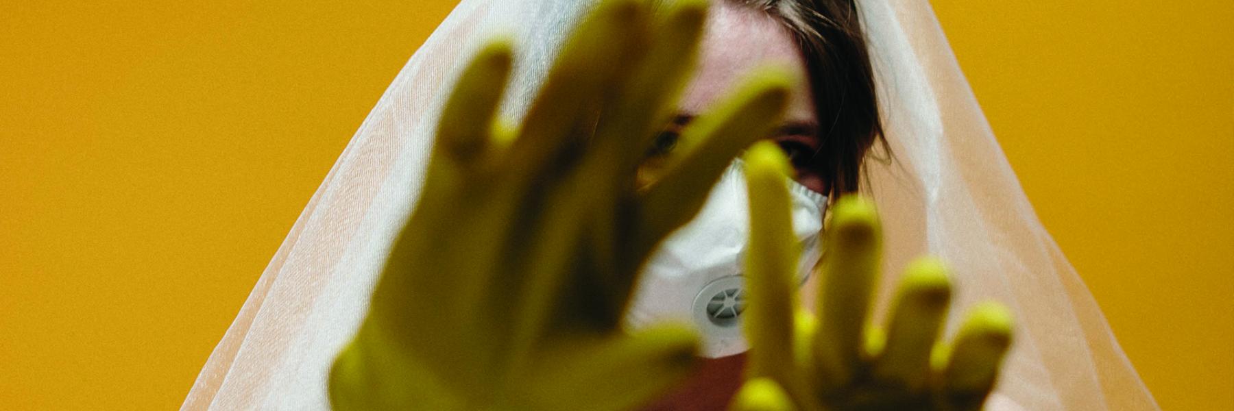 لم يمنعه السرطان أو كورونا .. حفل زفاف لبريطاني في عمر الـ70 بالمستشفى (صور)