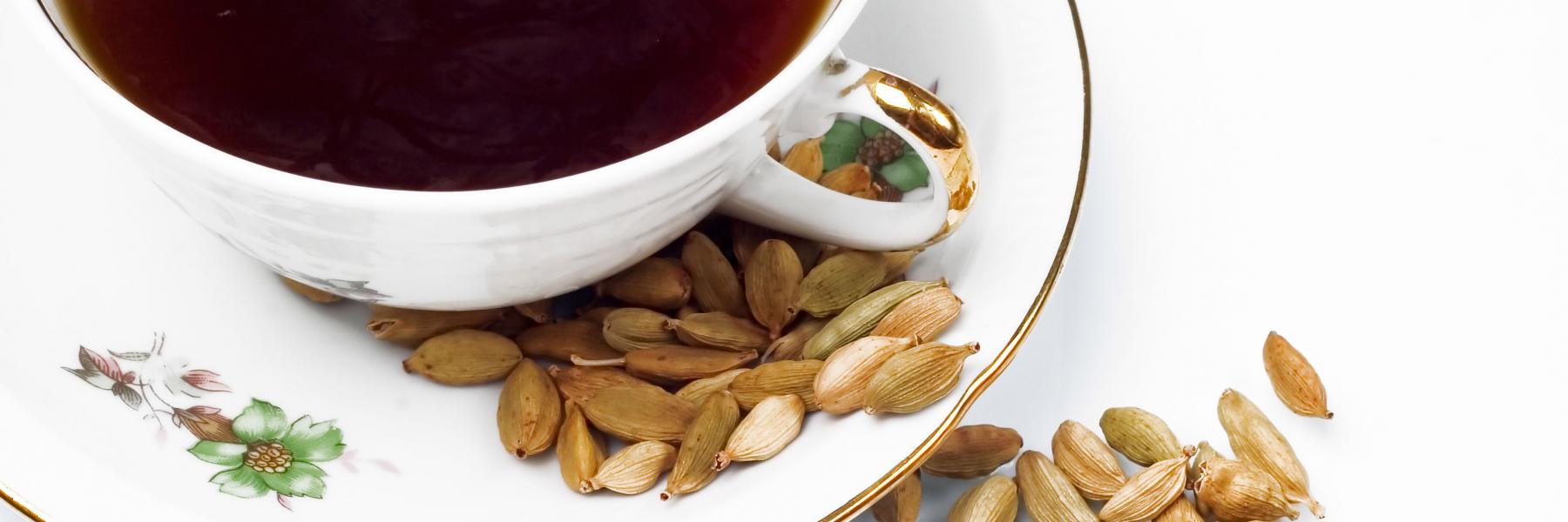 طريقة عمل شاي أسود بالحبهان بالصور