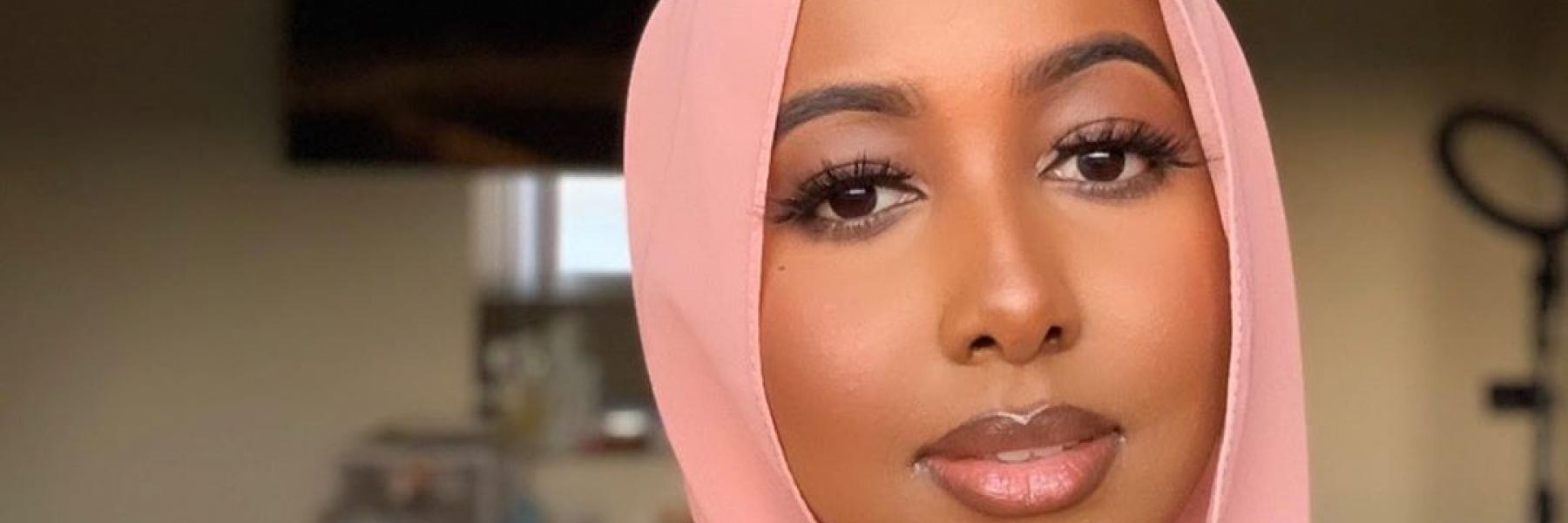 مصممة أزياء تبتكر أحجبة طبيّة للعاملات بالصفوف الأمامية في مكافحة كورونا!