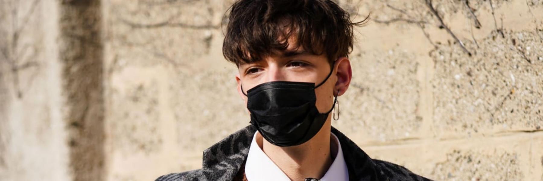 دولتشي أند غابانا تطلق أول عرض أزياء بالكمامات 