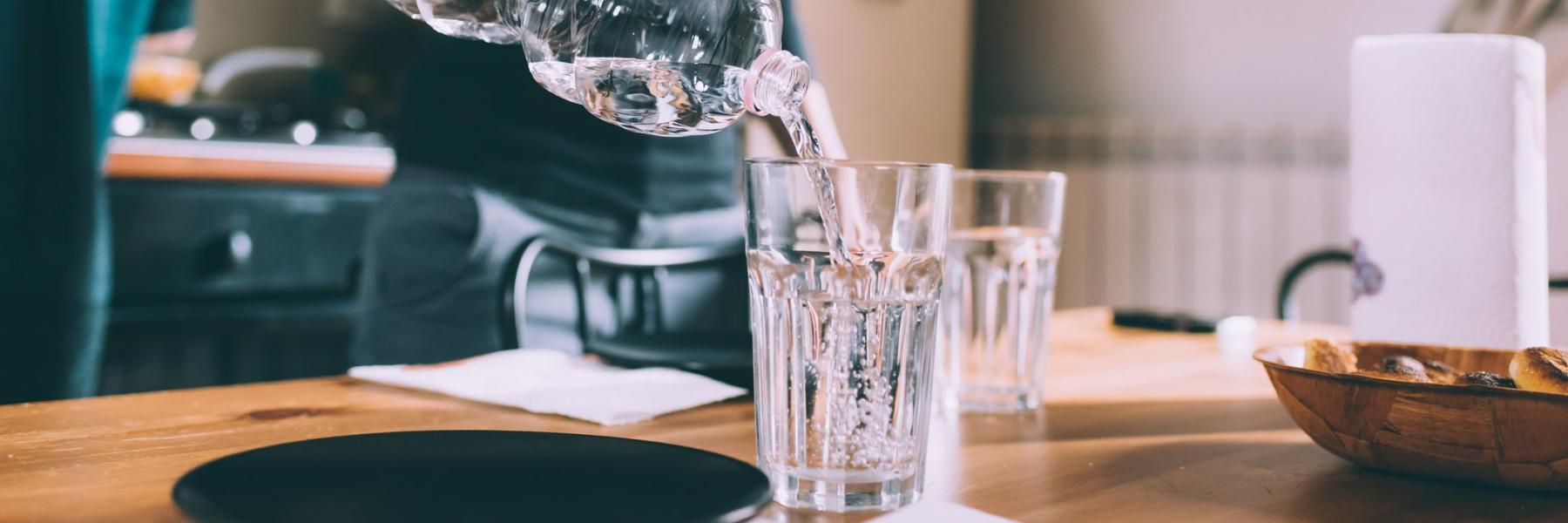 هل شرب السوائل أثناء تناول الطعام ضار أم مفيد للصحة؟ 