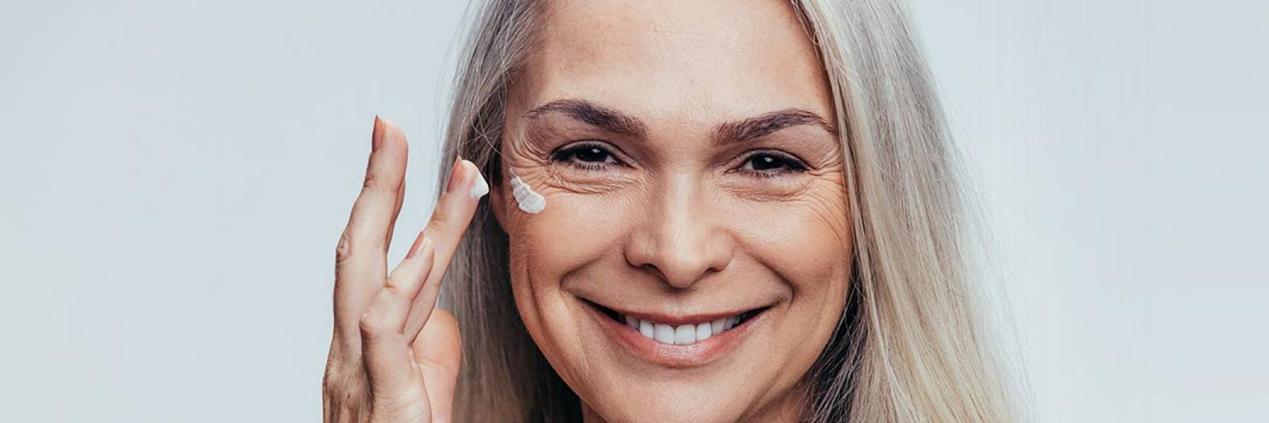 أزيلي علامات الشيخوخة من بشرتك