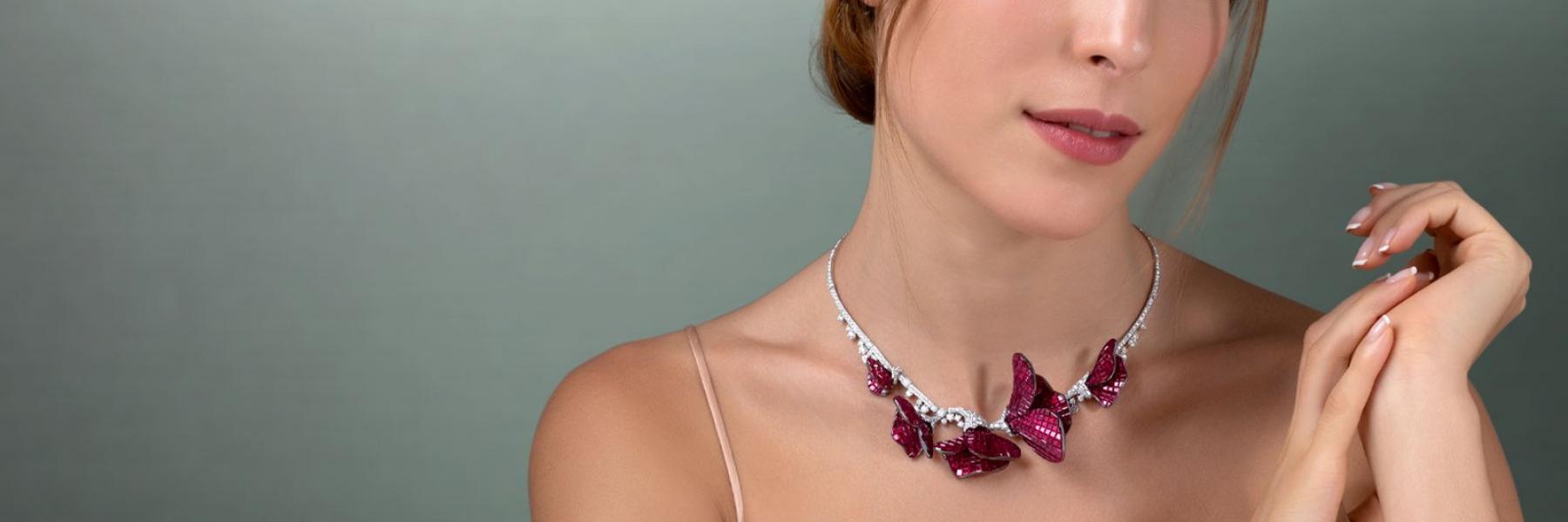 اكملي إطلالتك بمجوهرات الفلورال الأنيقة... شاهدي