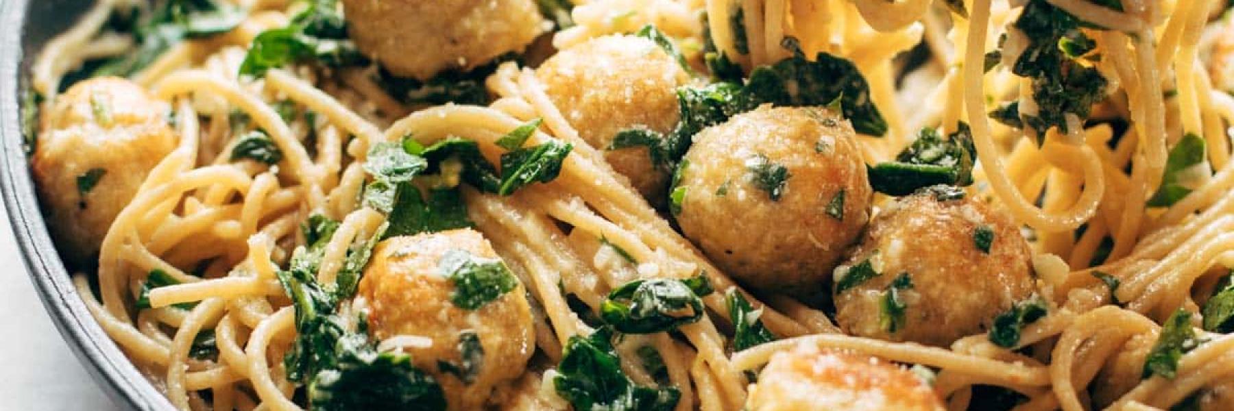 باستا مع كرات الدجاج والجبن