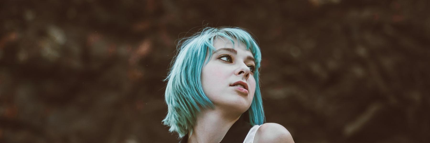 كيف ظهر المشاهير دون الاستعانة بمصففي الشعر