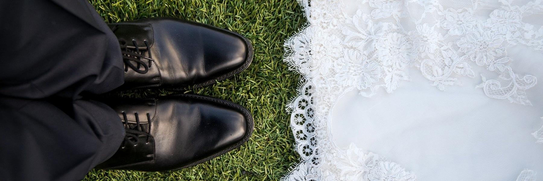 مخرج سينمائي يقيم مراسم زواجه في مكان غريب بعد إصابته بكورونا!  