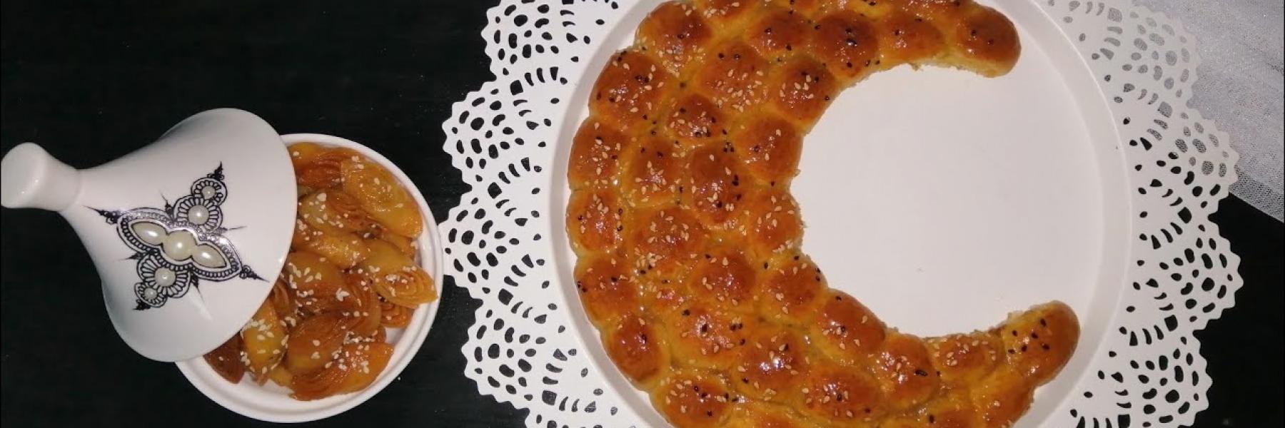 معجنات على شكل الهلال