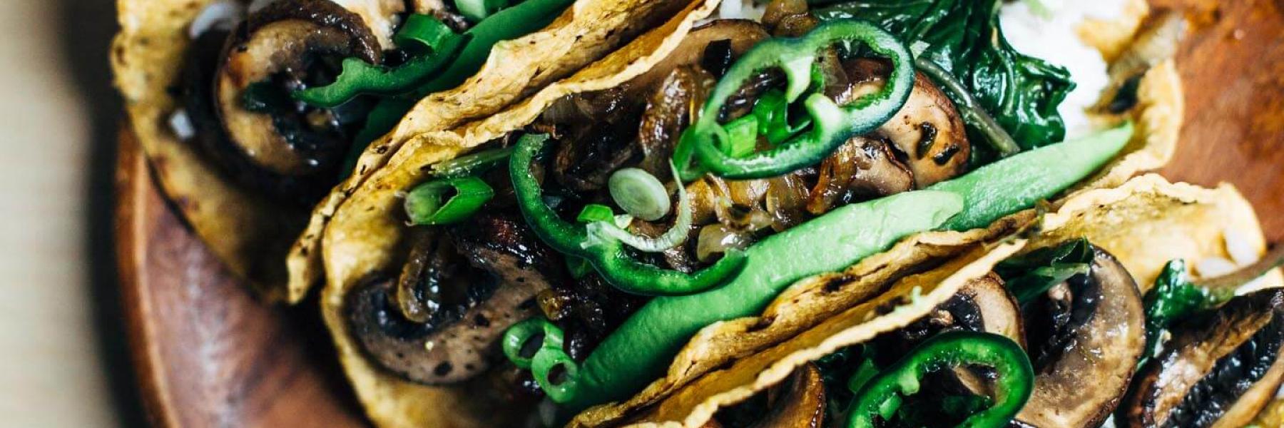 التاكو بمشروم البورتبيللو وصوص الهريسة الحار