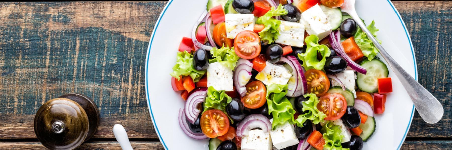 سلطة خضراء مع الفجل والزيتون