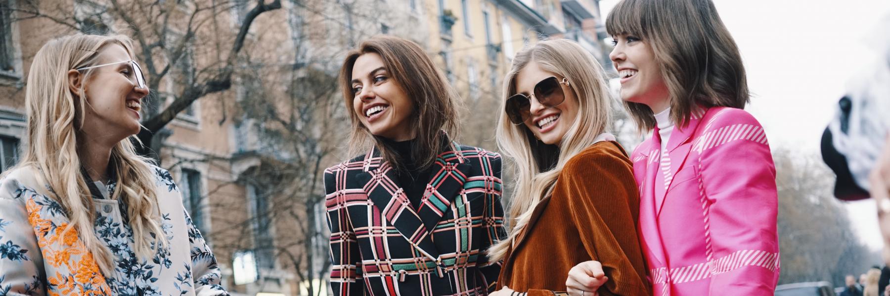 من أرتدتها أفضل؟.. 18 صورة لمشاهير بنفس الملابس!