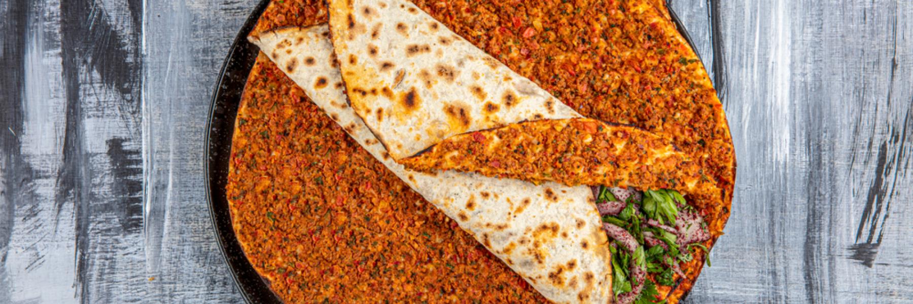 اللحم بعجين