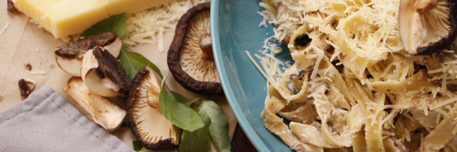 معكرونة بجبن البارميزان والفطر