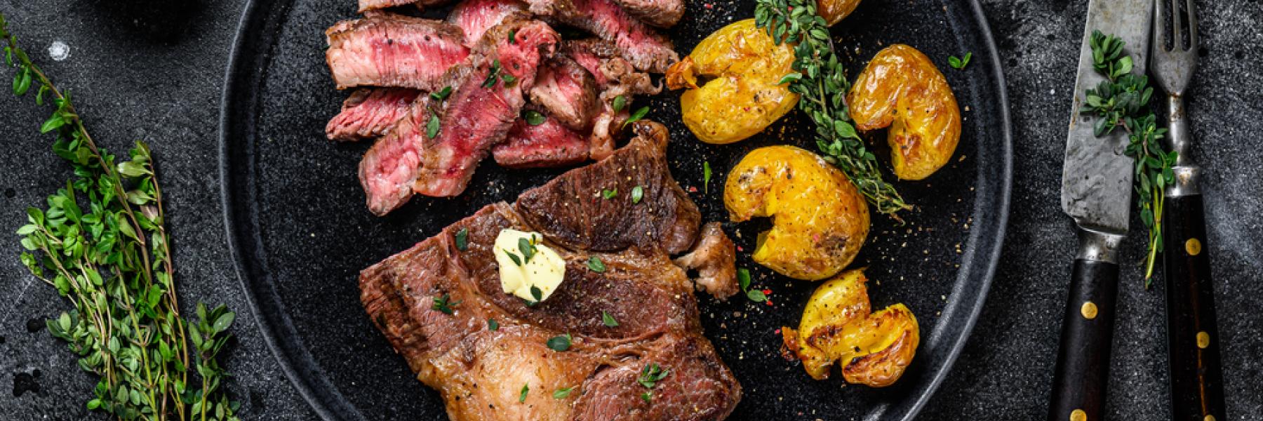 شرائح اللحم بالزعتر والبطاطس