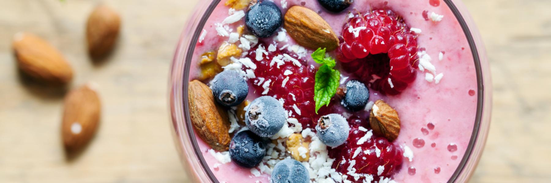 السموثي التوت البري والكاجو