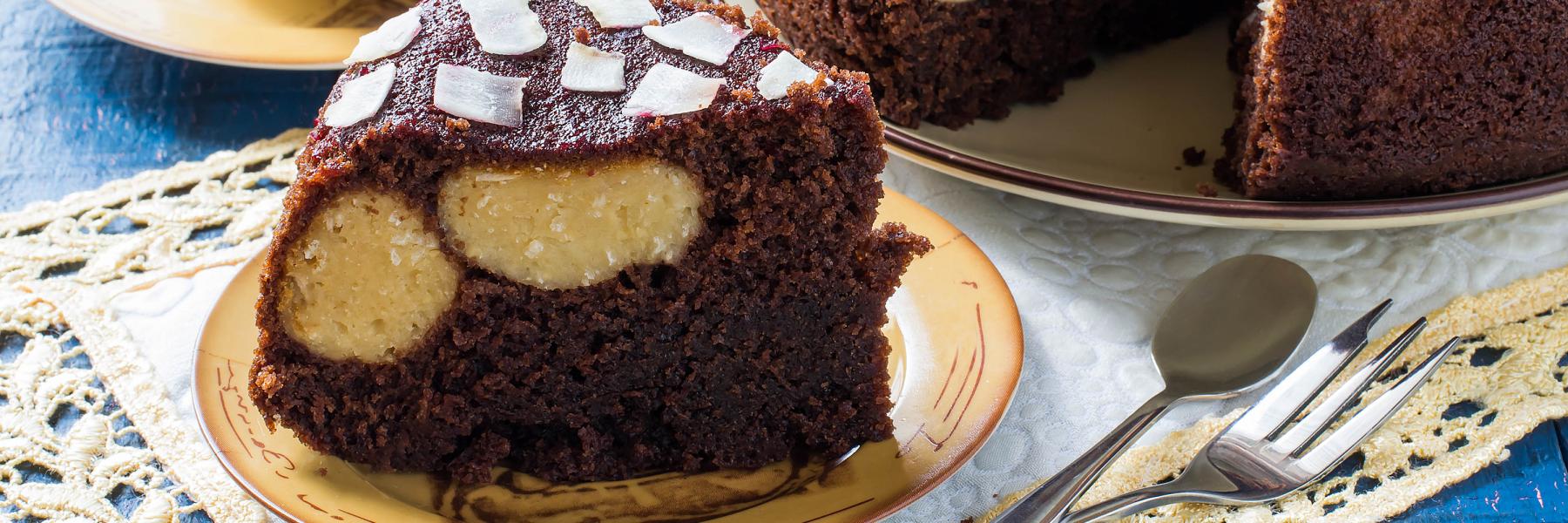 كيكة الشوكولاته مع كرات جوز الهند