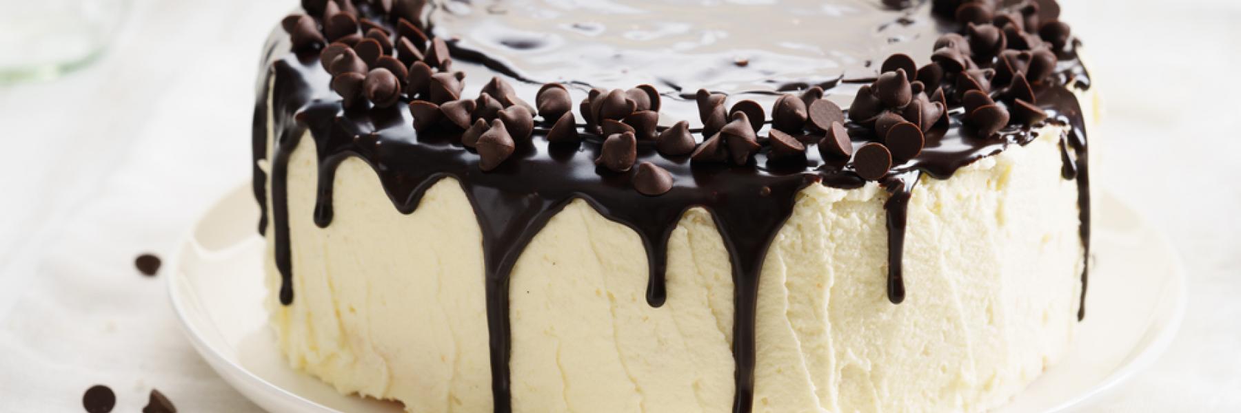كيك الفانيليا بالكريمة وصوص الشوكولاتة