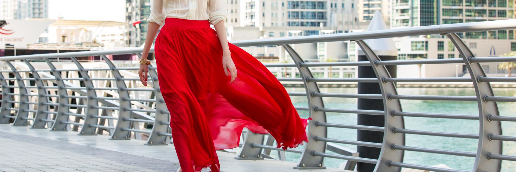 التنورة الماكسي ذات الكسرات رائجة هذا الصيف وهكذا يمكنك تنسيقها مع حجابك  (صور)