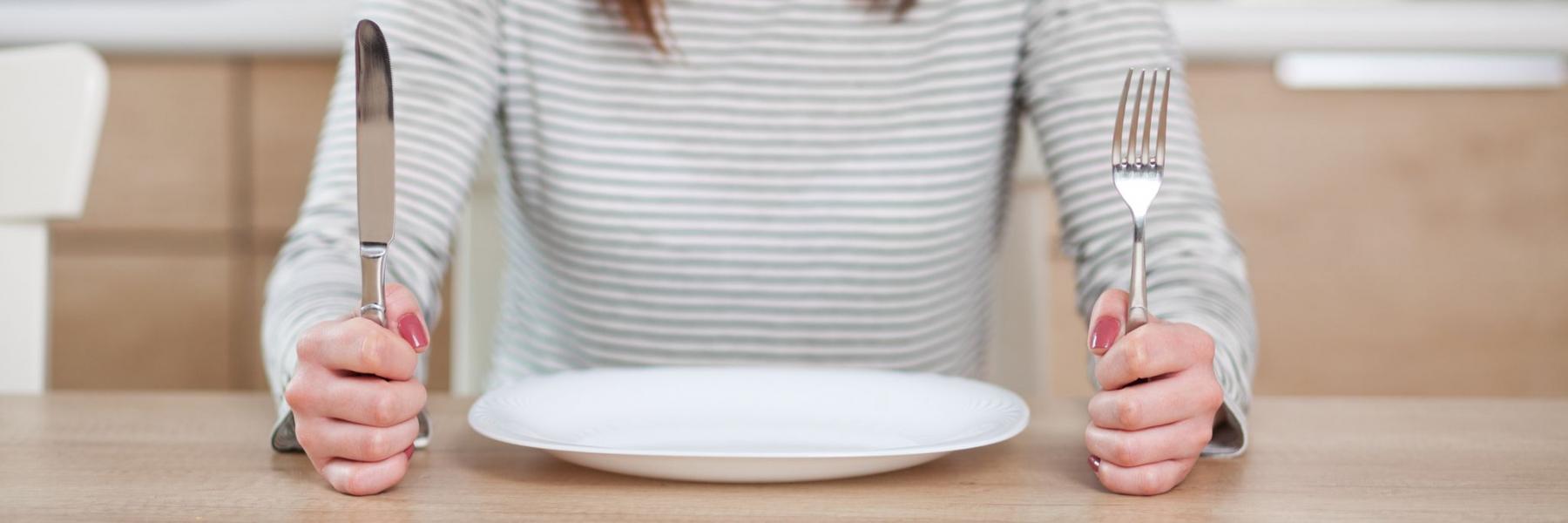 كم من الوقت يمكن أن يبقى الطعام في معدتك؟