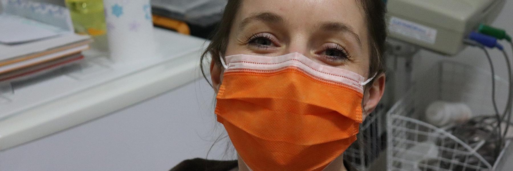 توصي مراكز مراقبة الأمراض بارتداء الأقنعة للأشخاص الذين يخضعون للفحص للتأكد من إصاباتهم، وللمصابين بالفيروس، والطاقم الطبي المعالج وأفراد الأسرة المحيطين بهم.