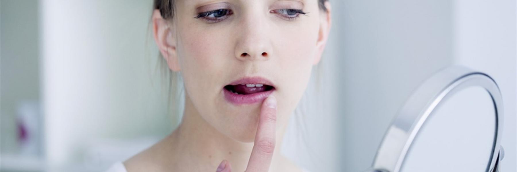 اصنعي بنفسك مقشرا طبيعيا لتفتيح الشفاة