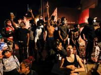 متظاهرون يتظاهرون بجانب مركز للشرطة في مينيابوليس ، مينيسوتا في 28 مايو 2020 ، بعد وفاة جورج فلويد 