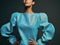 ظهرت هنا ملايكا بفستانًا أزرق قصيرًا وأخذته إلى مستوى أعلى بأكمامها المنفخة الرائدة، وأكملت الإطلالة بالشعر الأملس وكحل العيون المطابق لمظهرها.